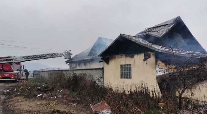 FOTO Locuință din Odobești, în flăcări. Intervin cinci echipaje de pompieri