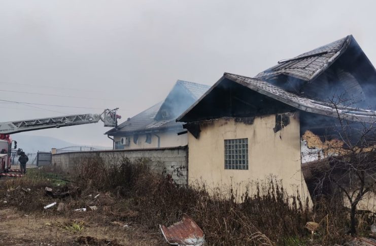 FOTO Locuință din Odobești, în flăcări. Intervin cinci echipaje de pompieri