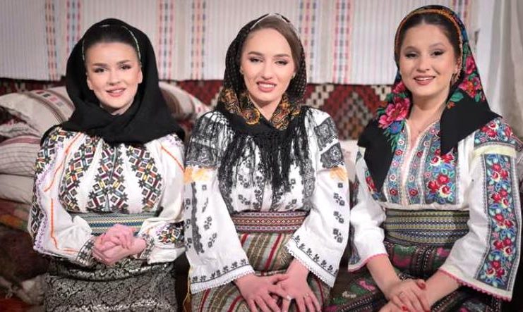 VIDEO Colind special, cu 3 tinere talentate din Vrancea