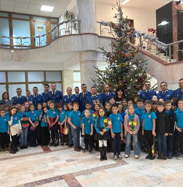 Jandarmii vrânceni, colindați de elevii de la Școala „Ștefan cel Mare”