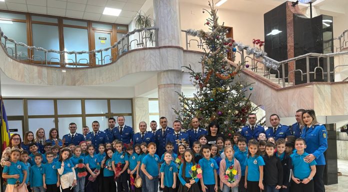 Jandarmii vrânceni, colindați de elevii de la Școala „Ștefan cel Mare”