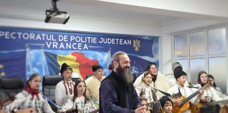 FOTO Rapsodia Vultureană și Corul Parohiei Irești i-au colindat pe polițiștii vrânceni