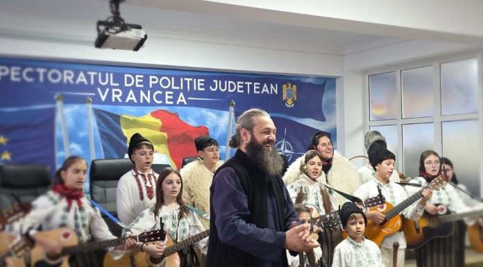 FOTO Rapsodia Vultureană și Corul Parohiei Irești i-au colindat pe polițiștii vrânceni