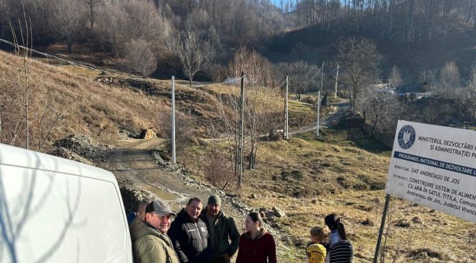 FOTO Oameni cu suflet mare au fost mesagerii lui Moș Crăciun în zone izolate, cu familii nevoiașe, de pe Valea Milcovului