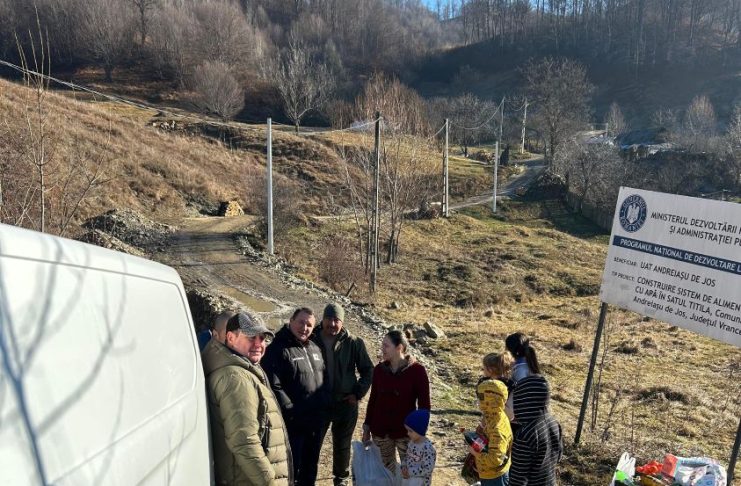 FOTO Oameni cu suflet mare au fost mesagerii lui Moș Crăciun în zone izolate, cu familii nevoiașe, de pe Valea Milcovului
