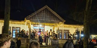 VIDEO-FOTO Colinde, obiceiuri, meșteșuguri populare și bună dispoziție, la Târgul de Crăciun din Crângul Petrești: Tradițiile ne adună, bucuria ne unește
