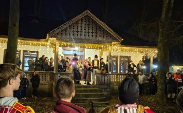 VIDEO-FOTO Colinde, obiceiuri, meșteșuguri populare și bună dispoziție, la Târgul de Crăciun din Crângul Petrești: Tradițiile ne adună, bucuria ne unește