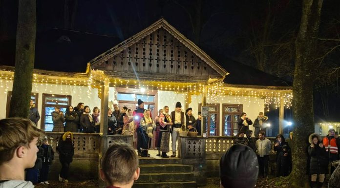 VIDEO-FOTO Colinde, obiceiuri, meșteșuguri populare și bună dispoziție, la Târgul de Crăciun din Crângul Petrești: Tradițiile ne adună, bucuria ne unește