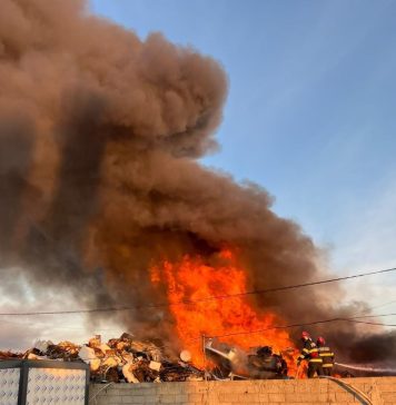VIDEO Nori de fum negru, în urma incendiului de la Slobozia Bradului