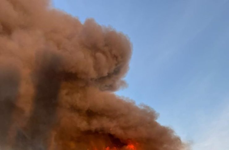 VIDEO Nori de fum negru, în urma incendiului de la Slobozia Bradului