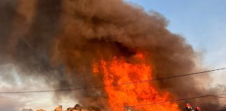 VIDEO Nori de fum negru, în urma incendiului de la Slobozia Bradului