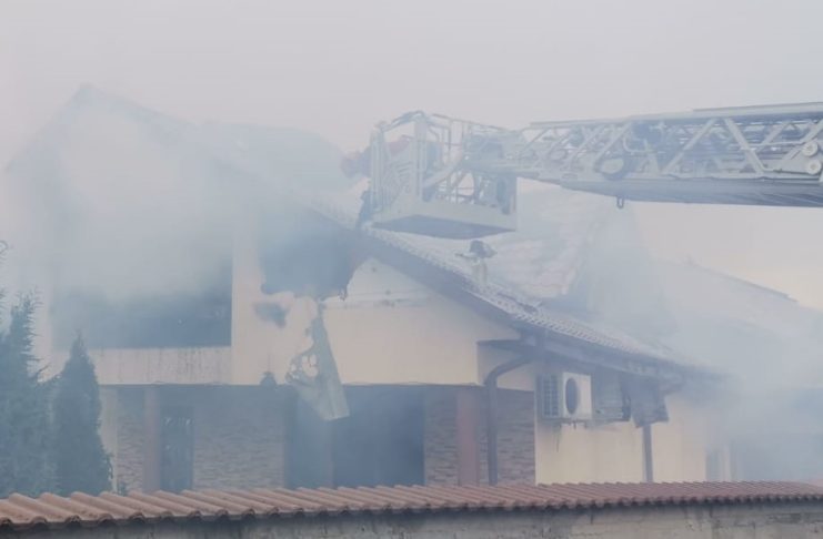FOTO Pagube însemnate în urma incendiului de astăzi, din Odobești / O Biblie a fost găsită prin cenușă