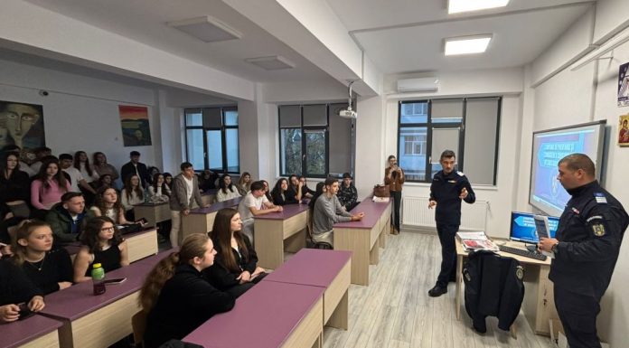 FOTO Jandarmii vrânceni, dialog deschis cu elevii Liceului de Artă „Gheorghe Tattarescu”