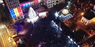 FOTO S-au aprins luminițele de sărbători în Focșani / Târgul de Crăciun, deschis până la începutul anului viitor, patinoarul până la sfârșitul lunii februarie