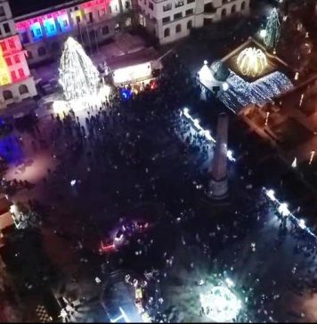 FOTO S-au aprins luminițele de sărbători în Focșani / Târgul de Crăciun, deschis până la începutul anului viitor, patinoarul până la sfârșitul lunii februarie