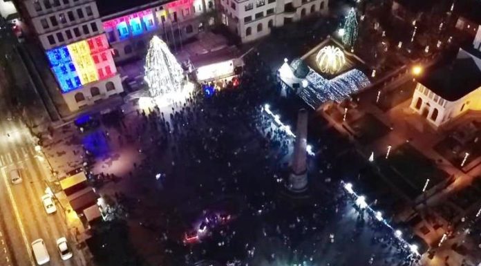FOTO S-au aprins luminițele de sărbători în Focșani / Târgul de Crăciun, deschis până la începutul anului viitor, patinoarul până la sfârșitul lunii februarie