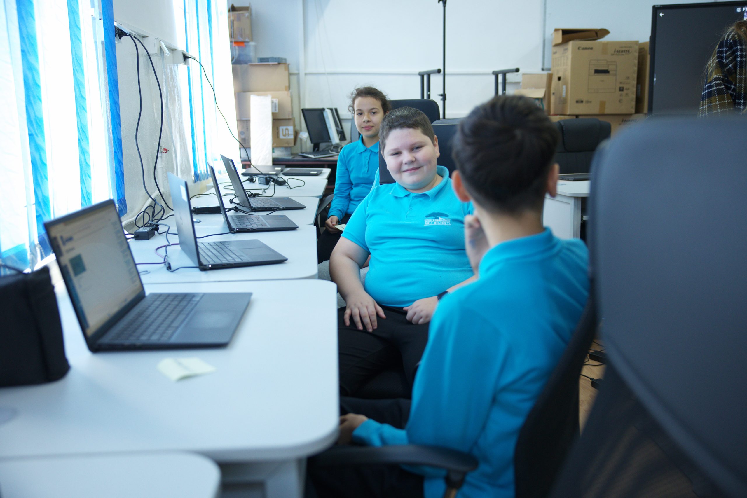 George Matei, cu colegii, în timpul lecției din programul Digital Changemakers