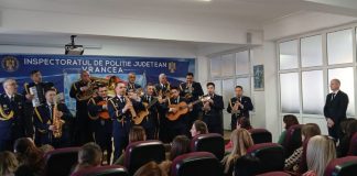 Polițiștii vrânceni, colindați de Muzica Militară a Garnizoanei Focșani