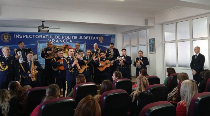 Polițiștii vrânceni, colindați de Muzica Militară a Garnizoanei Focșani