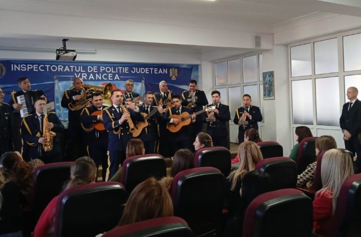 Polițiștii vrânceni, colindați de Muzica Militară a Garnizoanei Focșani