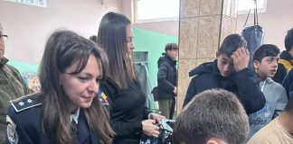 FOTO Copiii de la Centrul Școlar pentru Educație Incluzivă Măicănești, vizitați și anul acesta de Moș Crăciun în uniformă de poliție