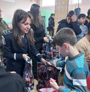 FOTO Copiii de la Centrul Școlar pentru Educație Incluzivă Măicănești, vizitați și anul acesta de Moș Crăciun în uniformă de poliție
