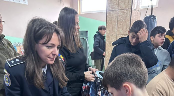 FOTO Copiii de la Centrul Școlar pentru Educație Incluzivă Măicănești, vizitați și anul acesta de Moș Crăciun în uniformă de poliție