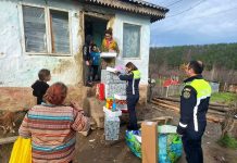 FOTO: Moș Crăciun polițist a ajuns la cinci copii care trăiesc în sărăcie lucie