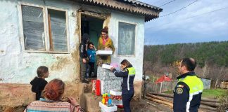 FOTO: Moș Crăciun polițist a ajuns la cinci copii care trăiesc în sărăcie lucie
