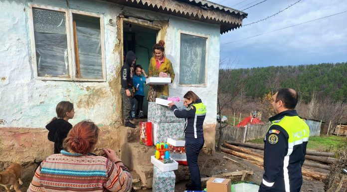 FOTO: Moș Crăciun polițist a ajuns la cinci copii care trăiesc în sărăcie lucie