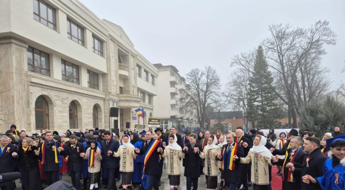 FOTO-VIDEO Nicușor Dan, la Focșani: ”Trebuie să reflectăm la ce putem să facem noi pentru țară” / Susținătorii lui Georgescu au huiduit manifestarea de Unirea Principatelor, de la imn și până la parada militară