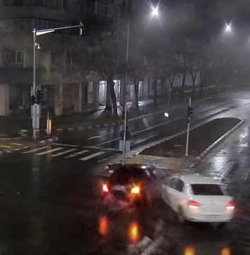 VIDEO Momentul impactului dintre două mașini de azi noapte, din Focșani / Semafoarele vor funcționa din nou pe timp de noapte