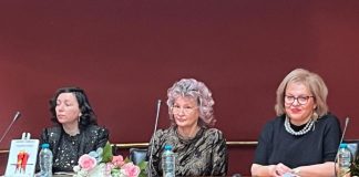 FOTO Profesoara Carmina Corbeanu și-a lansat un volum de poezie chiar de ziua sa de naștere