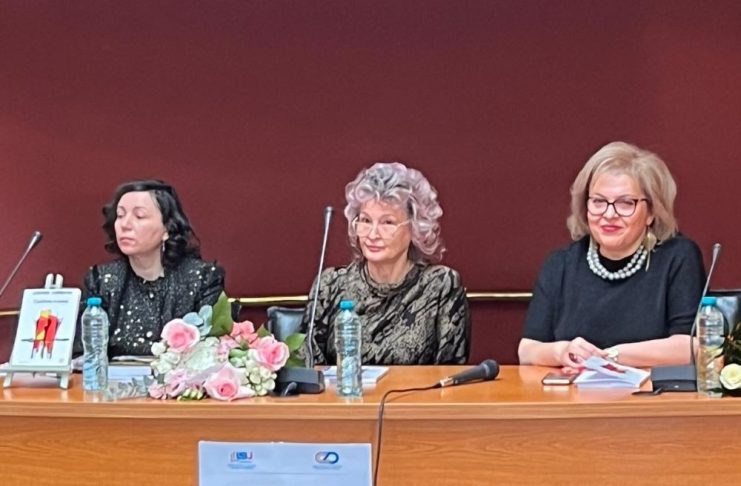 FOTO Profesoara Carmina Corbeanu și-a lansat un volum de poezie chiar de ziua sa de naștere