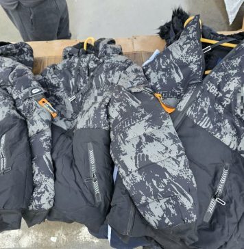 FOTO Haine de firmă, fără documente, confiscate în Piața Obor