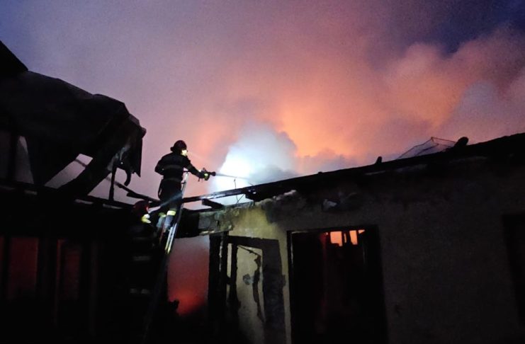Incendiu, sâmbătă seară, la o gospodărie din comuna Vidra