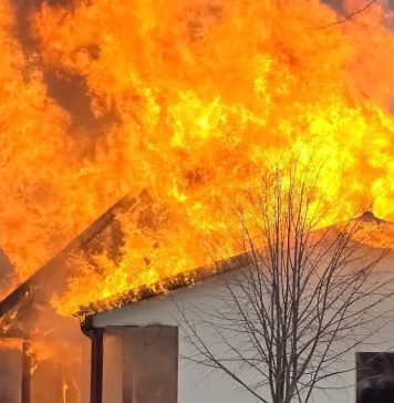 Incendiu de amploare la o gospodărie din Cârligele / Mobilizare a pompierilor militari și a localnicilor