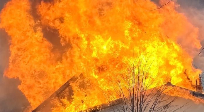 Incendiu de amploare la o gospodărie din Cârligele / Mobilizare a pompierilor militari și a localnicilor