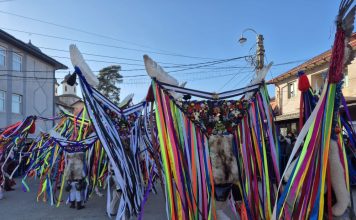 FOTO-VIDEO ”Uncheșii” din Păunești au vestit noul an, cu zgomot și măști uriașe