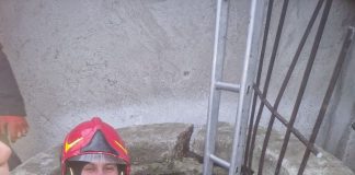 Pisică salvată de pompieri: felina a fost scoasă din fântână și a fost adoptată de ISU Adjud