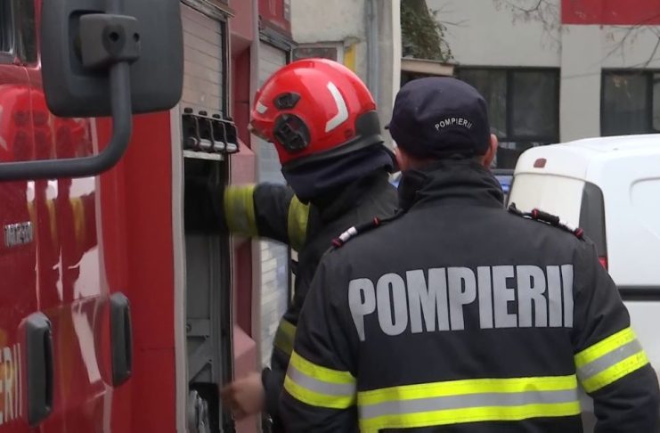 Un utilaj agricol aflat în interiorul unei hale a luat foc la Făurei. Cinci echipaje interbin