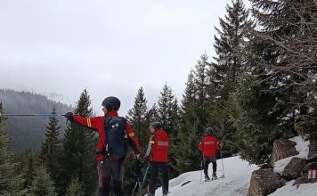 FOTO Antrenamente pe schiuri pentru salvamontiștii vrânceni
