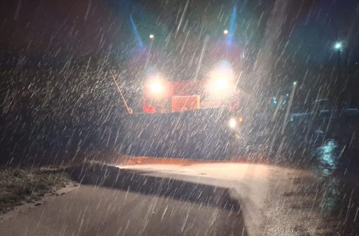 VIDEO Se circulă în condiții de iarnă pe drumurile din Vrancea și din județele vecine / Sfaturile drumarilor