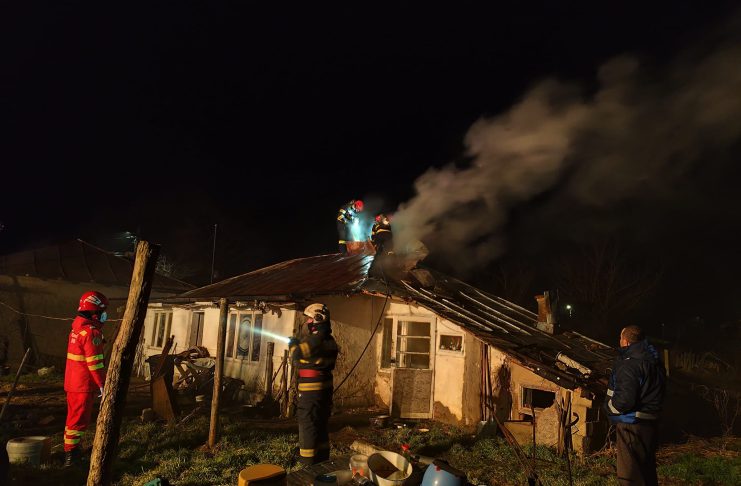 Incendiu la o casă din Răstoaca