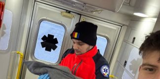 O gravidă a născut acasă / Mama și bebelușul, preluați de echipaje de prim ajutor și utilaje de deszăpezire