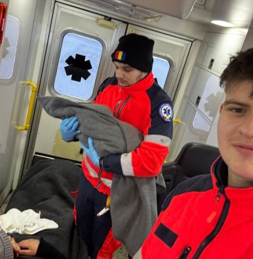 O gravidă a născut acasă / Mama și bebelușul, preluați de echipaje de prim ajutor și utilaje de deszăpezire