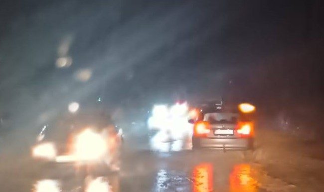 Ploaia produce probleme pe unele drumuri din Vrancea