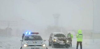 Vrancea, ora 8:00 – 14 auto și 17 persoane blocate, cursuri școlare online, arbori căzuți pe 2 mașini, trafic rutier închis pe A7 și DN23B, avarii la electricitate în 2 localități