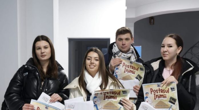 FOTO Liceenii focșăneni, invitați să trimită scrisori de dragoste prin ”Poștașul Inimii”