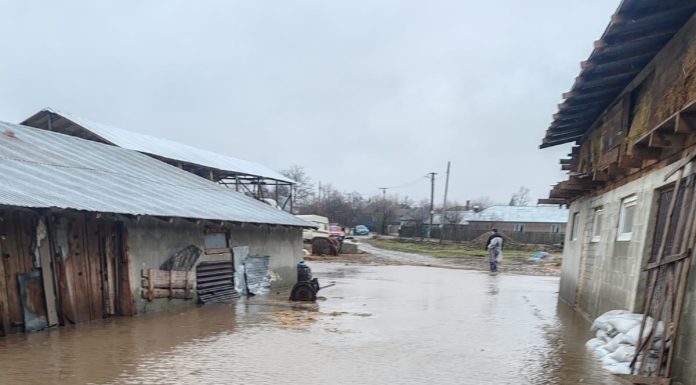 FOTO: Fermă din Bălești, inundată în urma ploilor torențiale